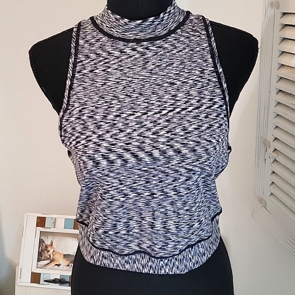 🆕️ Outdoor Voices Circuit Mock Crop Tank - Picture 2 of 5